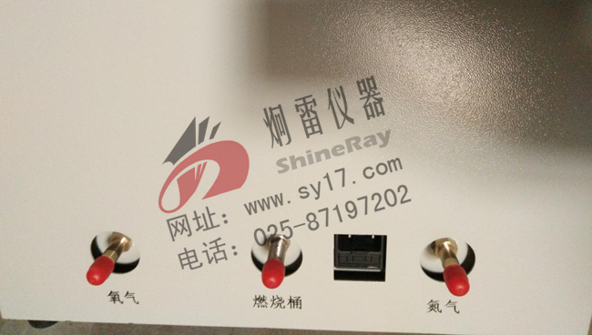 用保護(hù)帽做了封閉的氧指數(shù)測(cè)定儀連接氧氣氮?dú)獾慕宇^細(xì)節(jié)